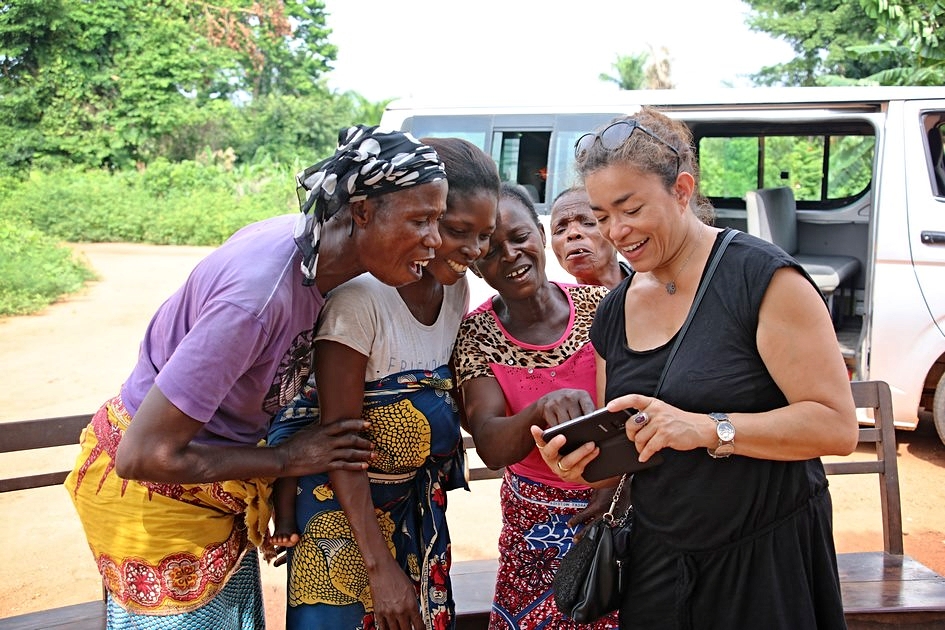 Moment de partage avec des villageoises au Bénin