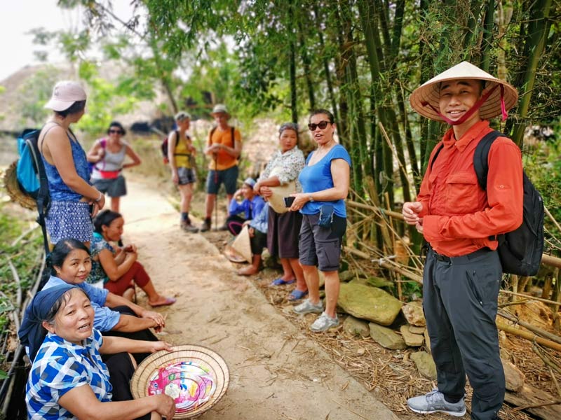 Rencontre avec des villageois au Vietnam