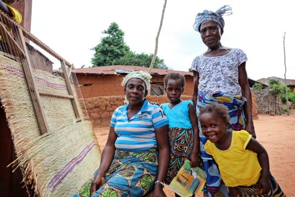 Tisserande et ses enfants dans un village au Bénin