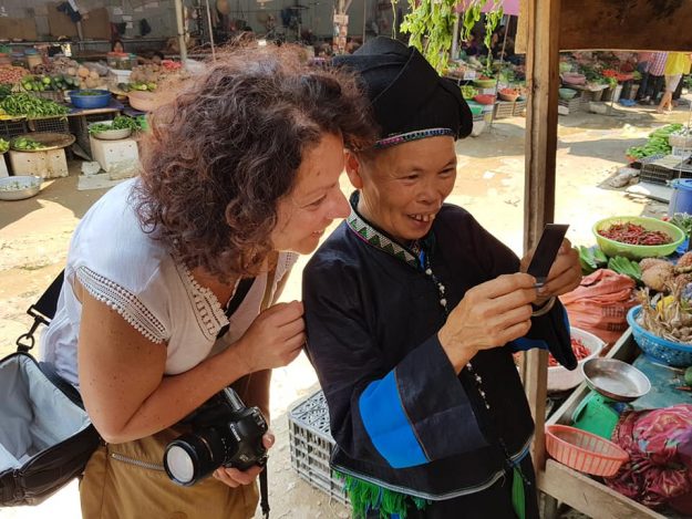 Moment de partage autour d'une photo polaroid au Vietnam