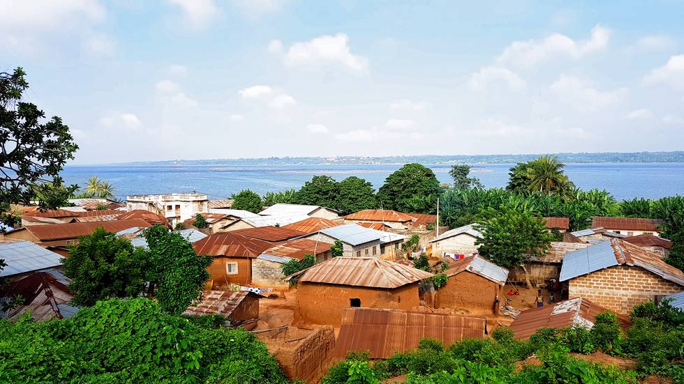 Voyage Bénin - Village avec des maisons en terre proche du lac Ahémé au Bénin