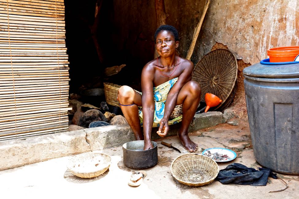 Voyage Bénin - Femme préparant le repas dans sa cuisine dans un village au Bénin
