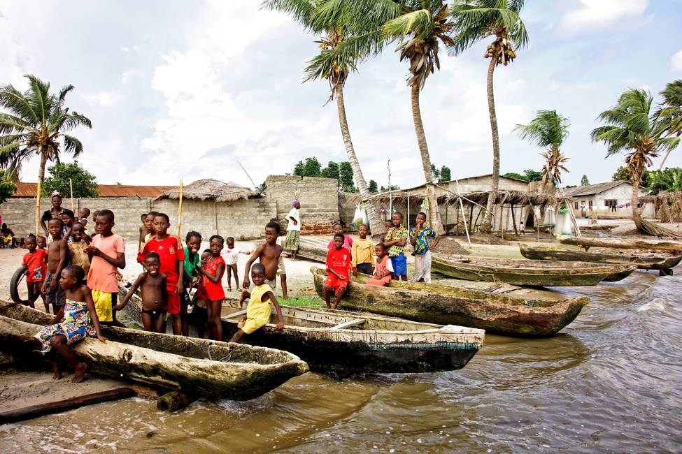 Voyage Bénin - Enfants à côté de pirogues sur une plage au Bénin