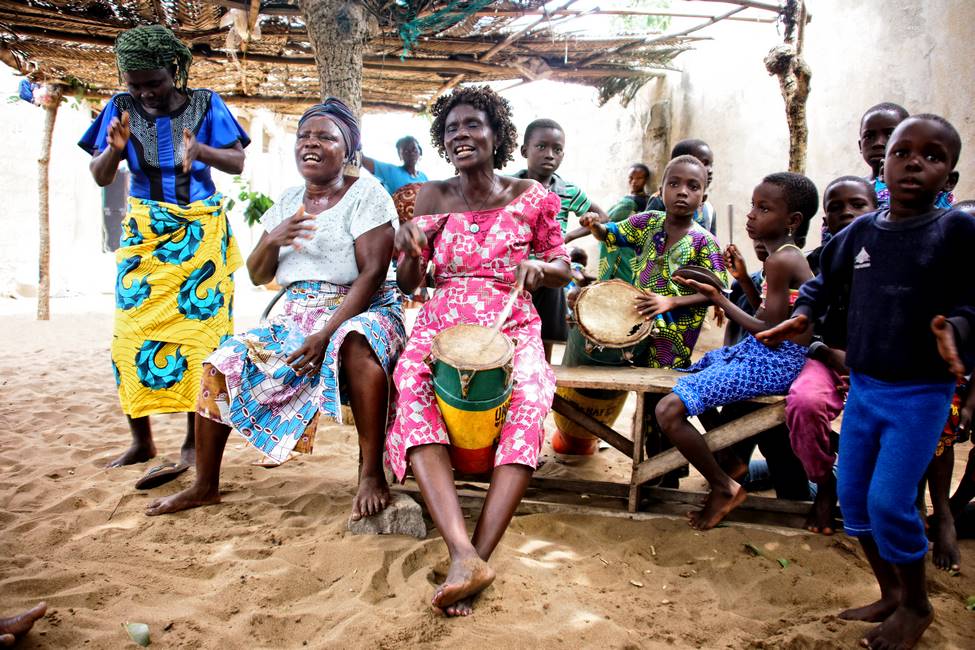 Voyage Bénin - Femmes qui chantent, dansent et jouent de la musique dans un village au Bénin