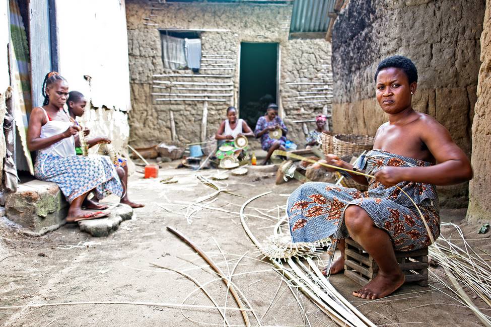 Voyage Bénin - Femmes vannières qui tresse des paniers dans un village au Bénin