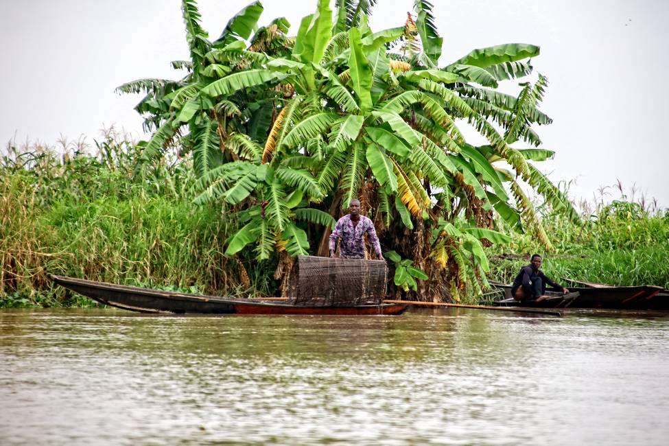 Voyage Bénin - Homme qui pêche dans le fleuve de la vallée de l'Ouémé au Bénin