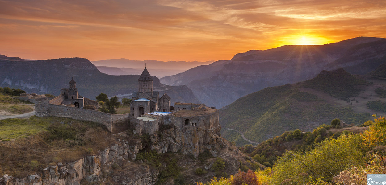 Voyage responsable en Arménie - coucher de soleil depuis un village de montagne en Arménie