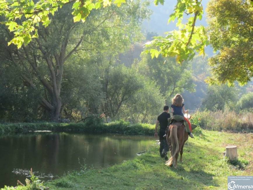 Voyage Arménie - Balade à cheval dans les environs de Burakan village en Arménie