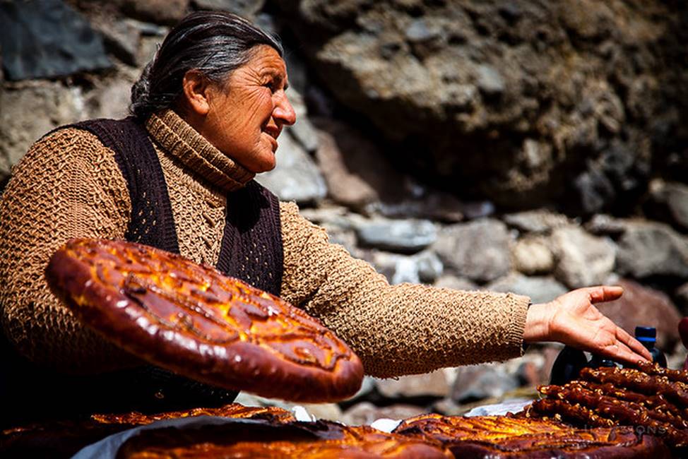 Voyage responsable en Armènie - Femme fabriquant du pain traditionnelle arménien