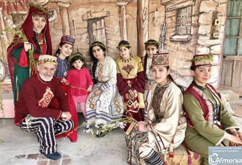 Voyage Arménie-Famille arménienne en costume traditionnel