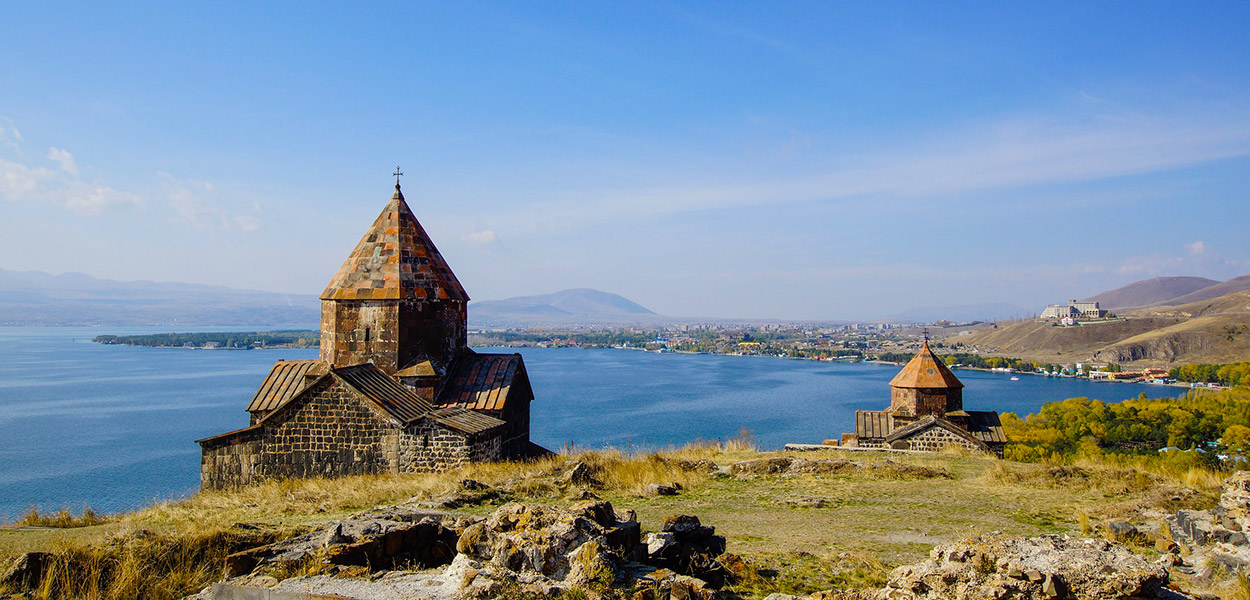 Voyage-Arménie-Lac-Sevan-église-paysage