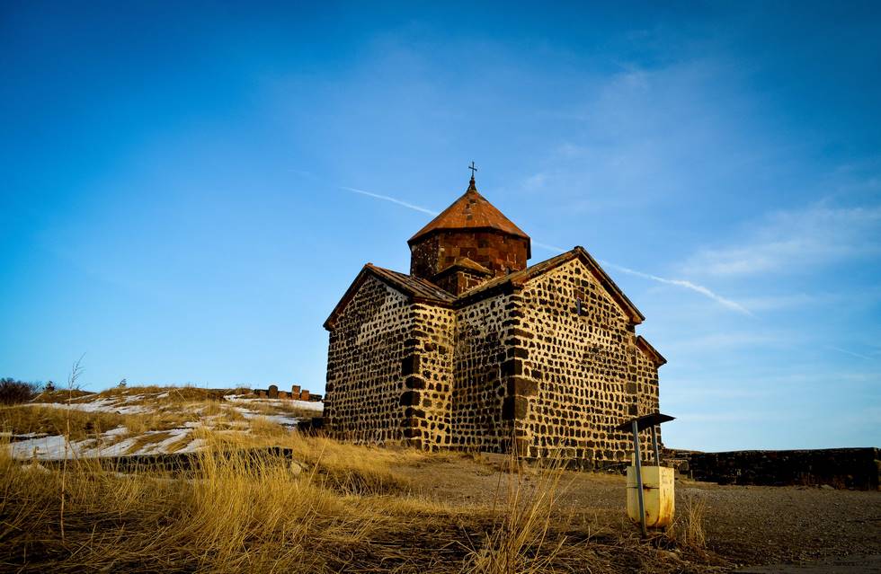 Voyage responsable en Armènie - Eglise au bord du lac Sevan en Arménie