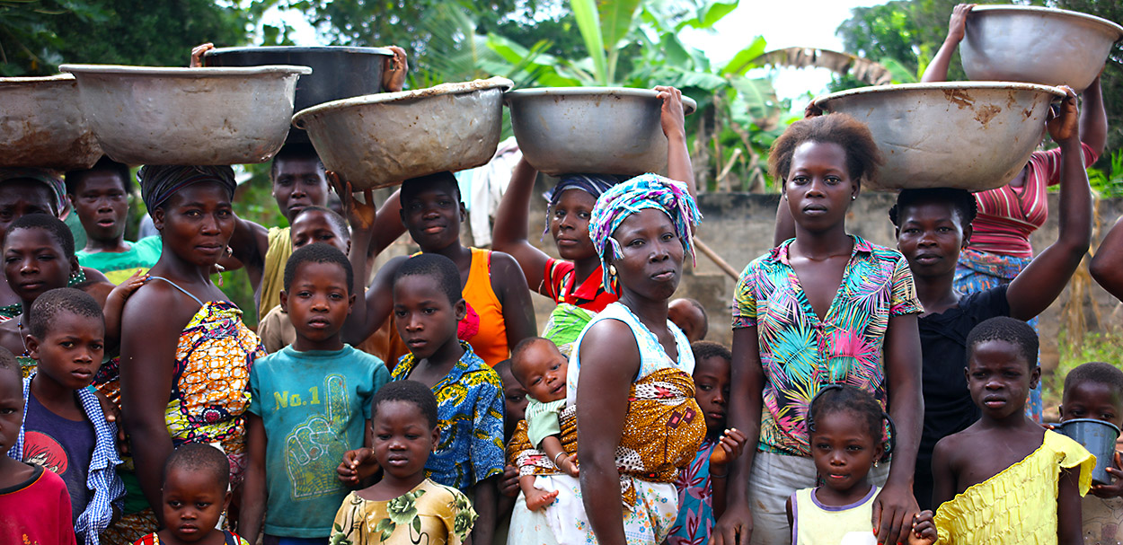 Togo - accueil des femmes et des enfants dans un village