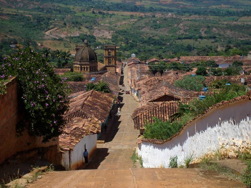Ruelle du village typique de Barichara dans les Andes colombiennes