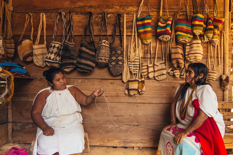 Femmes artisanes de la communauté indigène Wiwa en Colombie fabriquant des sacs