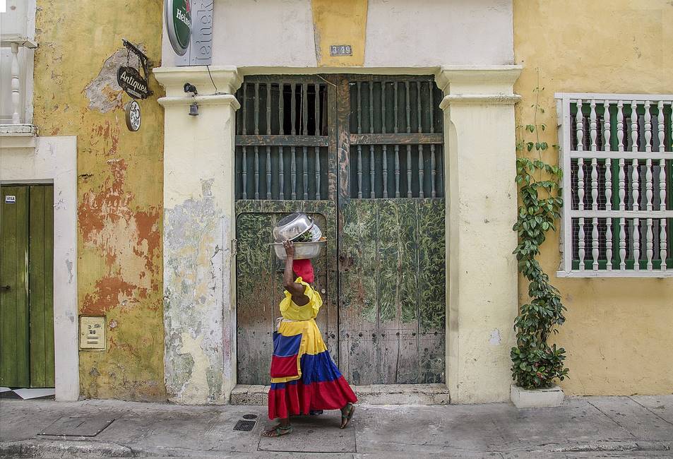 Piétonne dansune ruelle de Carthagène en Colombie