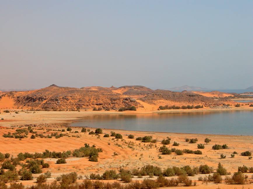 Désert nubien vu depuis le lac Nasser au sud de l'Egypte