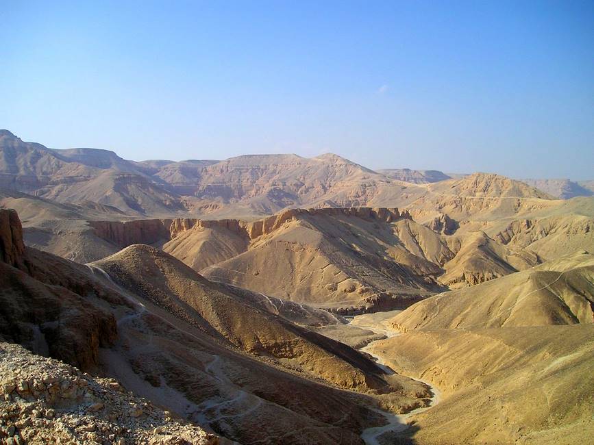 Paysages de montagnes dans la vallée des rois proche de Louxor en Egypte