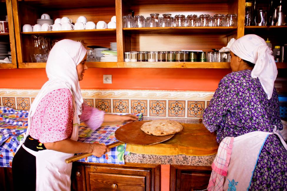 Marocaines cuisinant une pizza berbère au Maroc