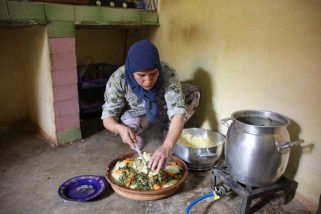 Marocaine préparant un couscous dans la vallée du Ziz au Maroc