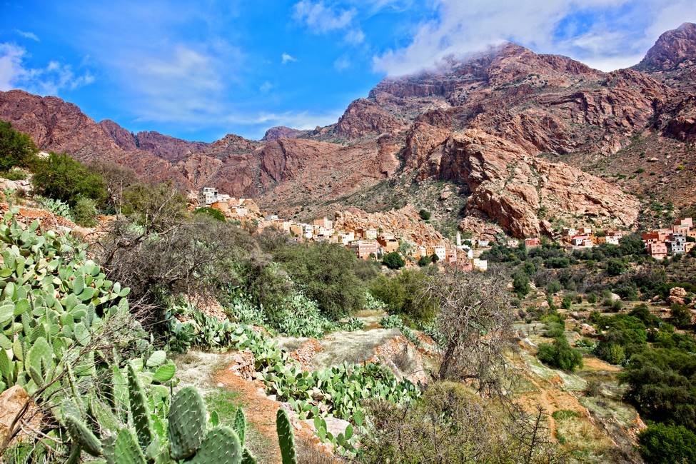 Paysage de montagnes et du village de Tagdicht près de Tafraoute au Maroc