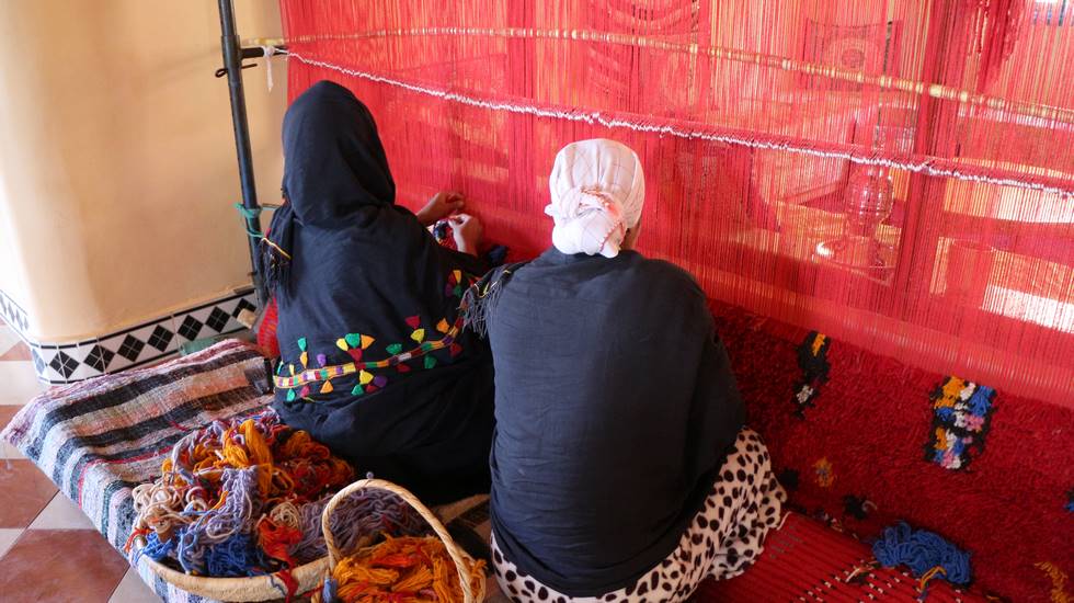 Femmes tissant un tapis berbère au Maroc