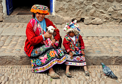 Pérou - Péruvienne avec son enfant et un alpaga