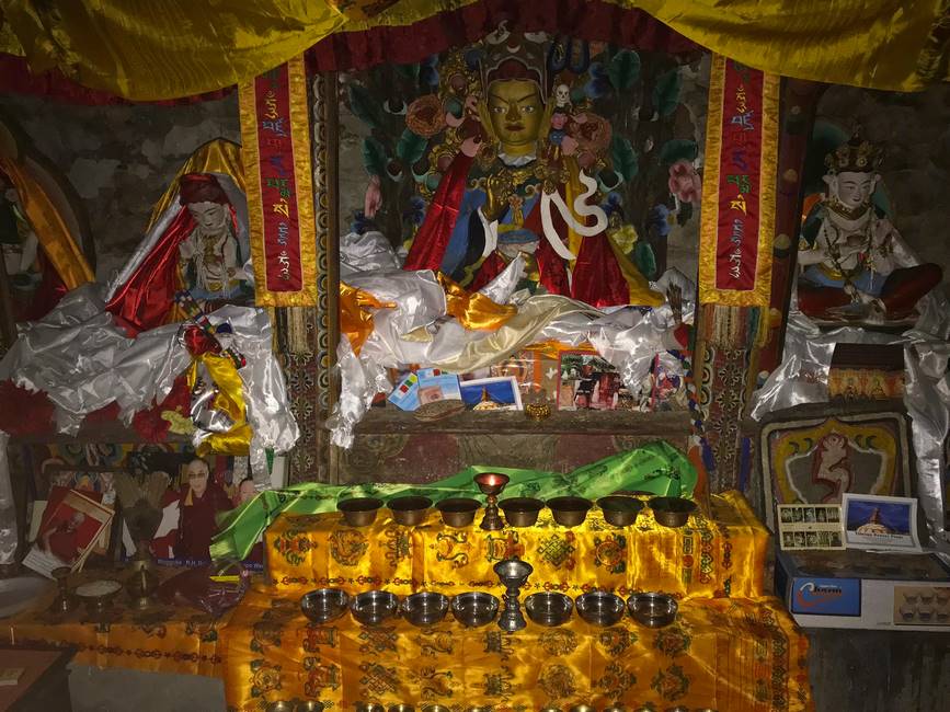 Autel dans un temple bouddhiste du Langtang, Népal