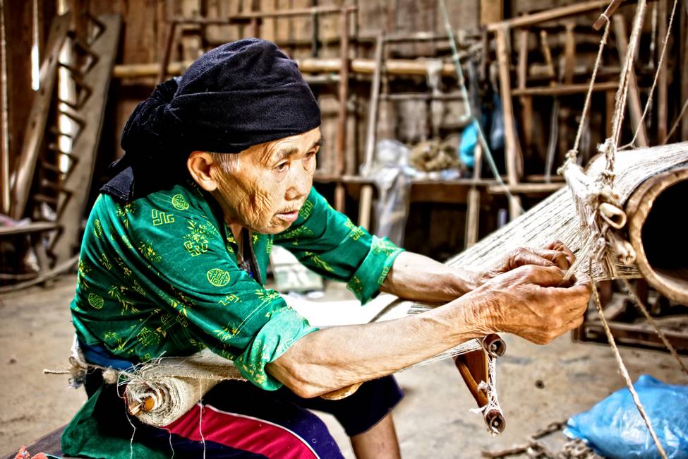 Atelier de tissage de lin brut au Vietnam