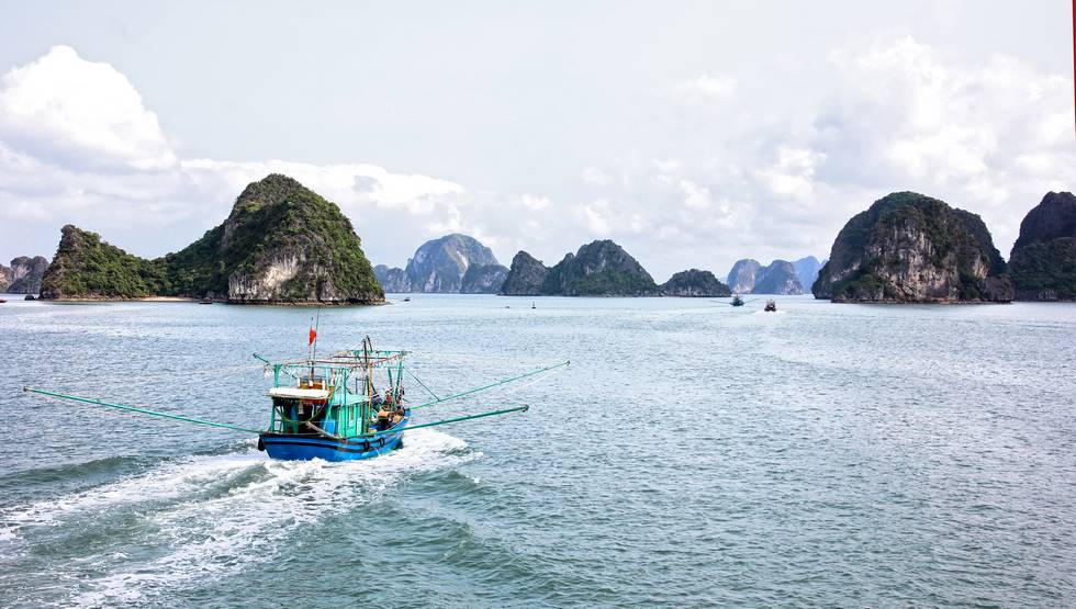 Bateau de pêche sur la baie d'Halong au Vietnam