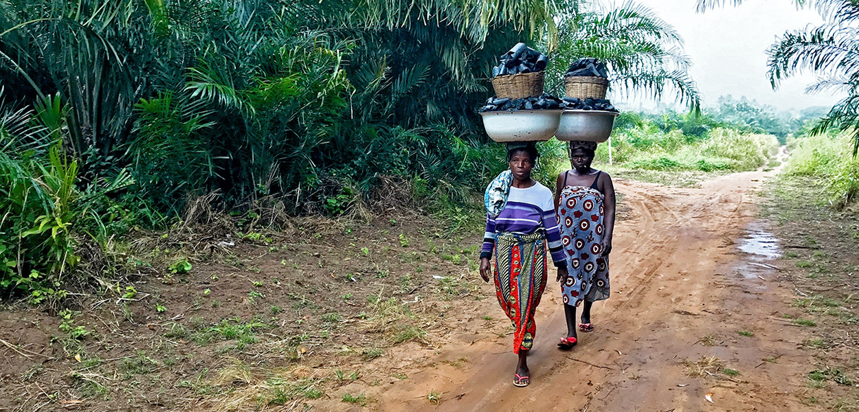 Scène de vie quotidienne dans un village Ewe au Togo