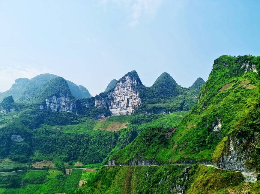 Paysage de pitons rocheuxdu nord Vietnam