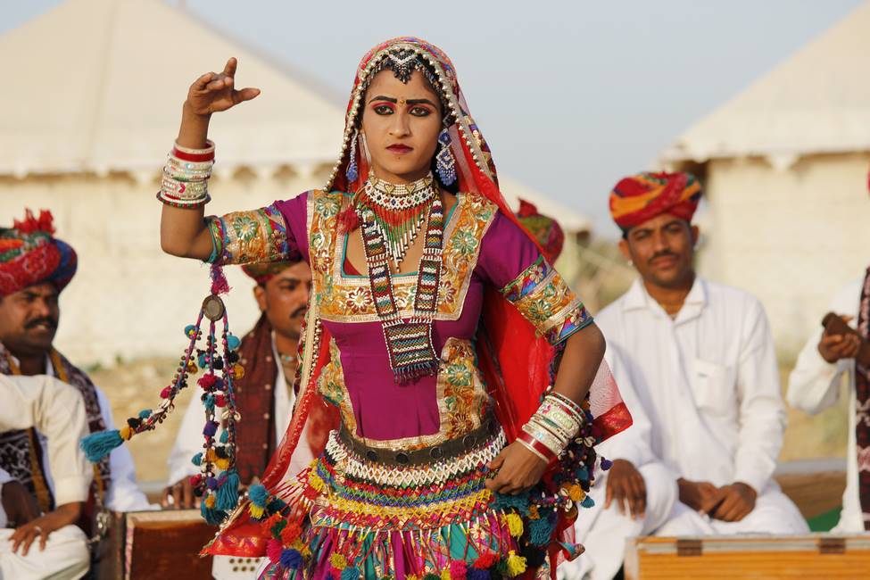 Danseuse de Kalbelia au Rajasthan dans le nord de l'Inde