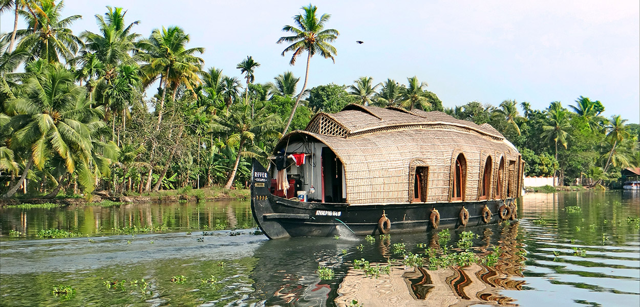 Backwater ou bateau maison à Allepey au Kérala dans le sud de l'Inde
