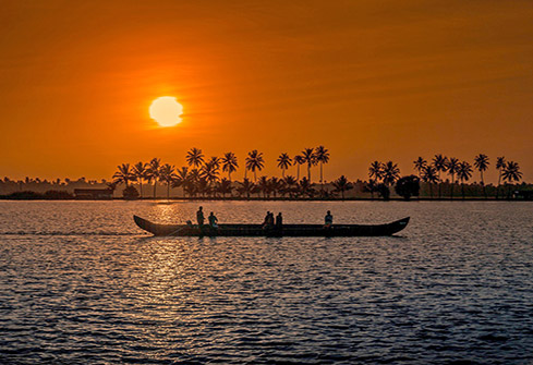 Coucher de soleil sur une lagune dans le Kérala au sud de l'Inde
