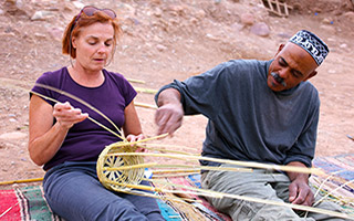 Atelier d'artisanat dans un village au Maroc